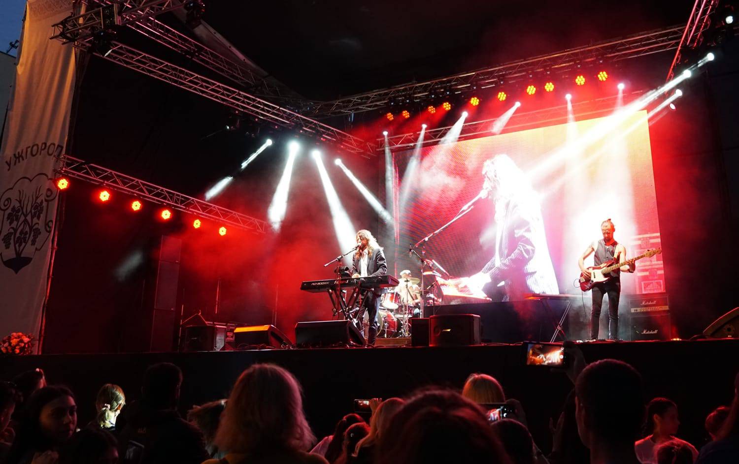 Суботнє святкування Дня Ужгорода завершили яскравим концертом закарпатських гуртів на площі Поштовій