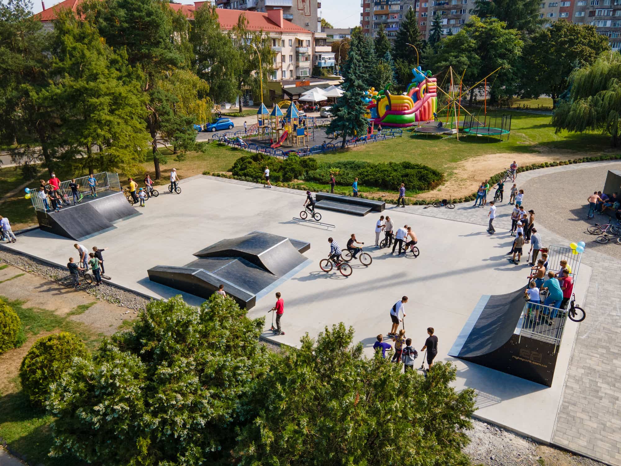 Скейт-майданчик відкрили в Ужгороді