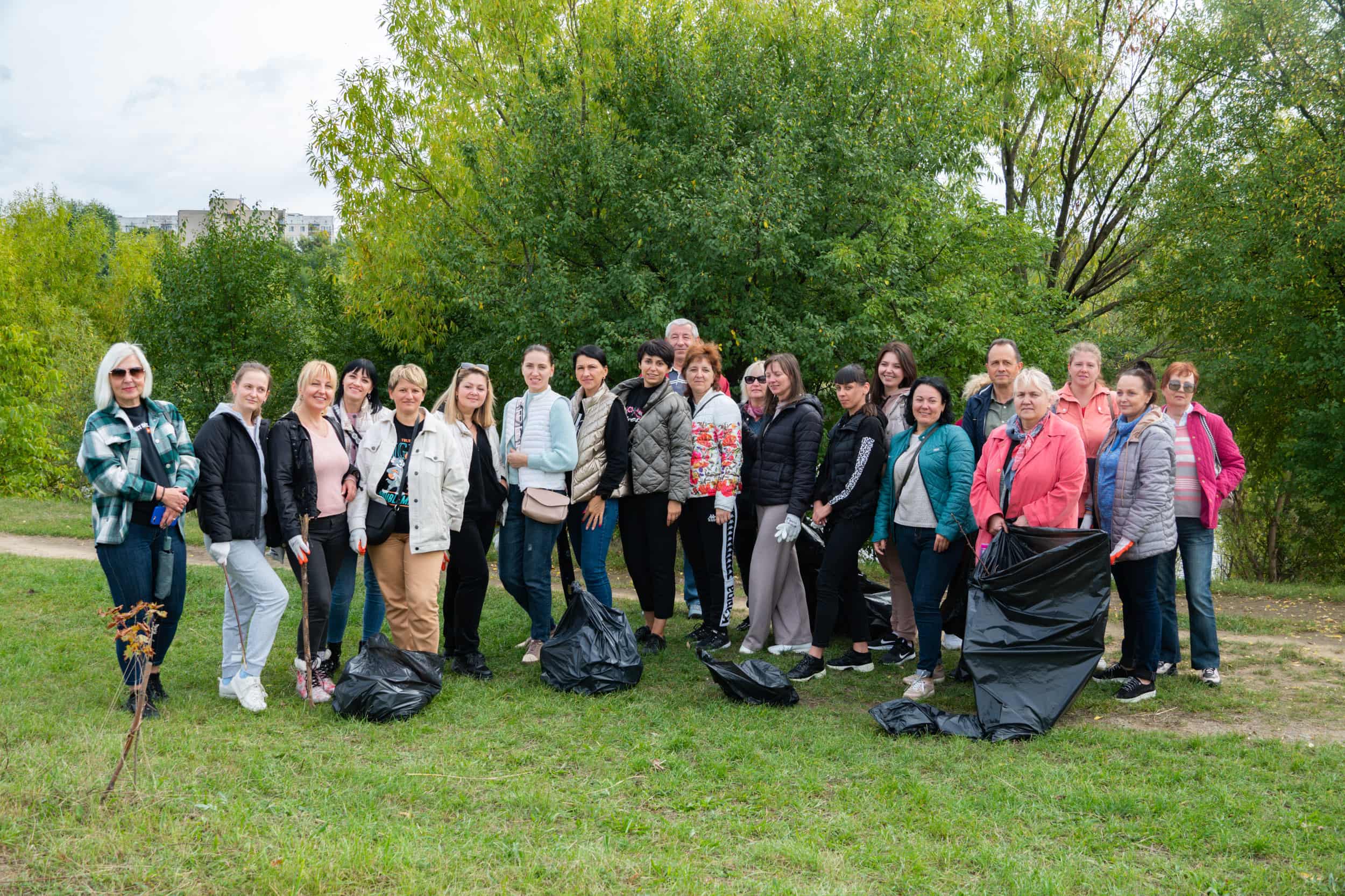 Працівники Ужгородської міської ради сьогодні прибрали від сміття територію парку «Перемоги»