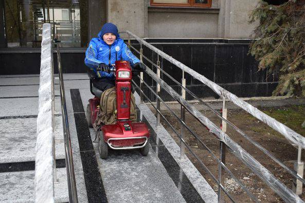 Представники міськради і громадських організацій промоніторили доступність для інвалідів першого поверху будівлі Ужгородської міської ради