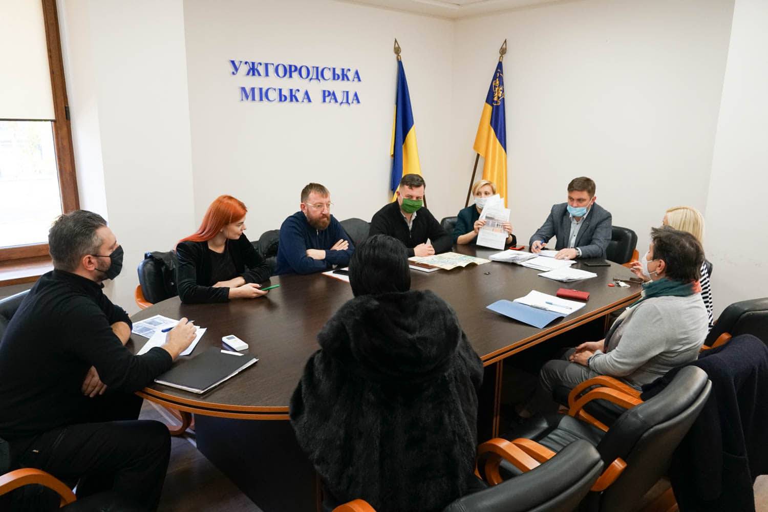 Технічні паспорти вивісок закладів у центрі Ужгорода розглядали на засіданні органу з питань охорони культурної спадщини