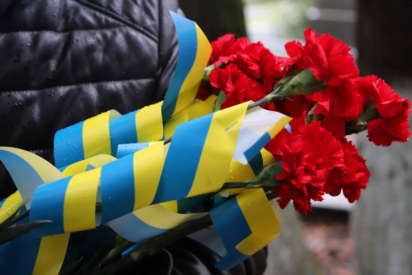 В Ужгороді відбулося покладання квітів на Пагорбі Слави до 30-ї річниці ЗСУ 