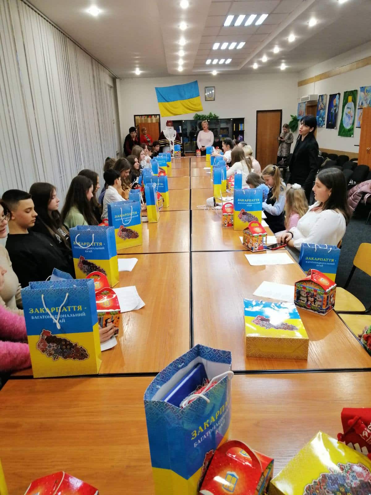 Ужгородці школярі підготували виставку до Дня Святого Миколая