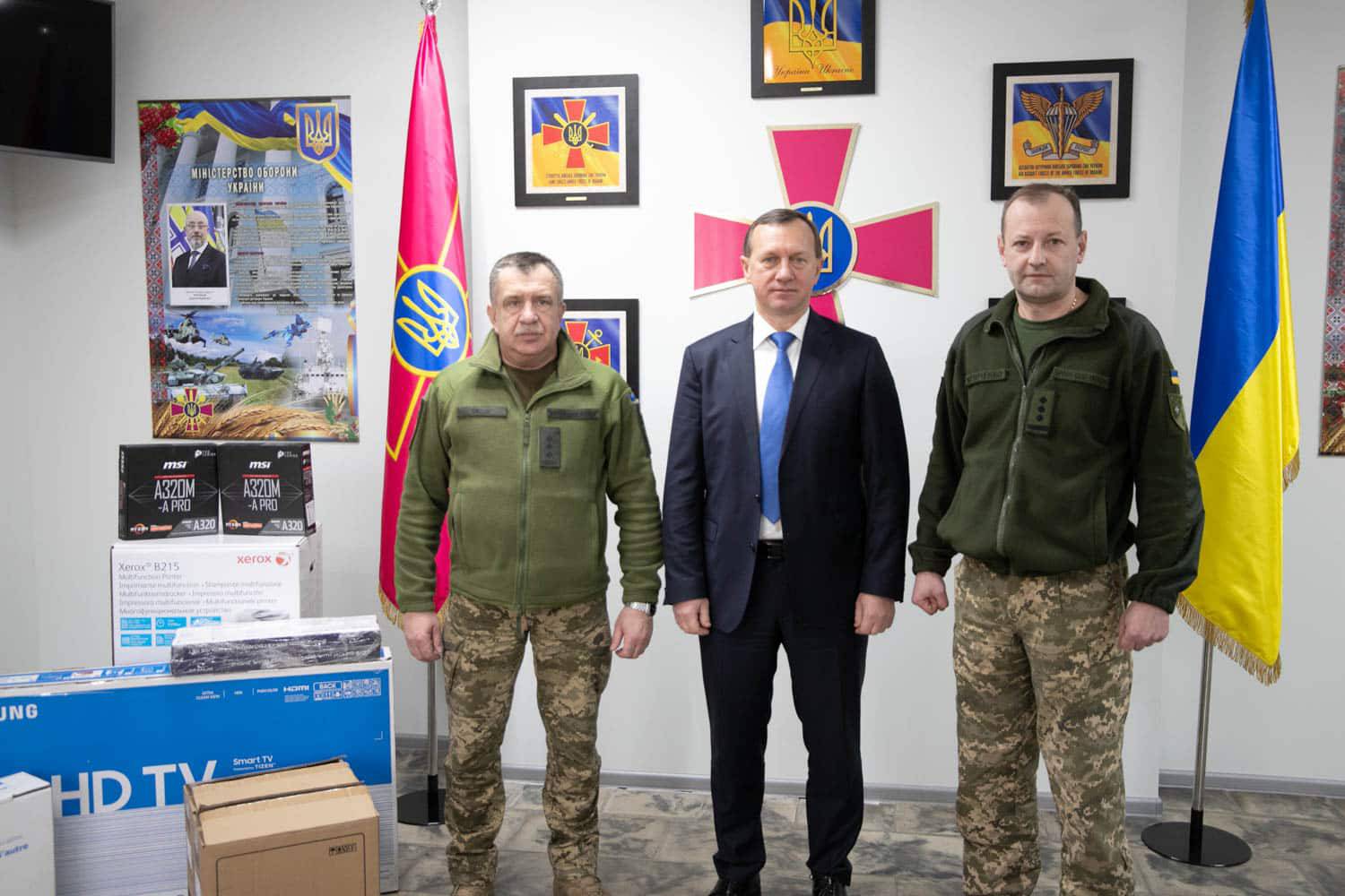 Ужгородський міський голова Богдан Андріїв передав військовим обладнання, закуплене за міською програмою підтримки 