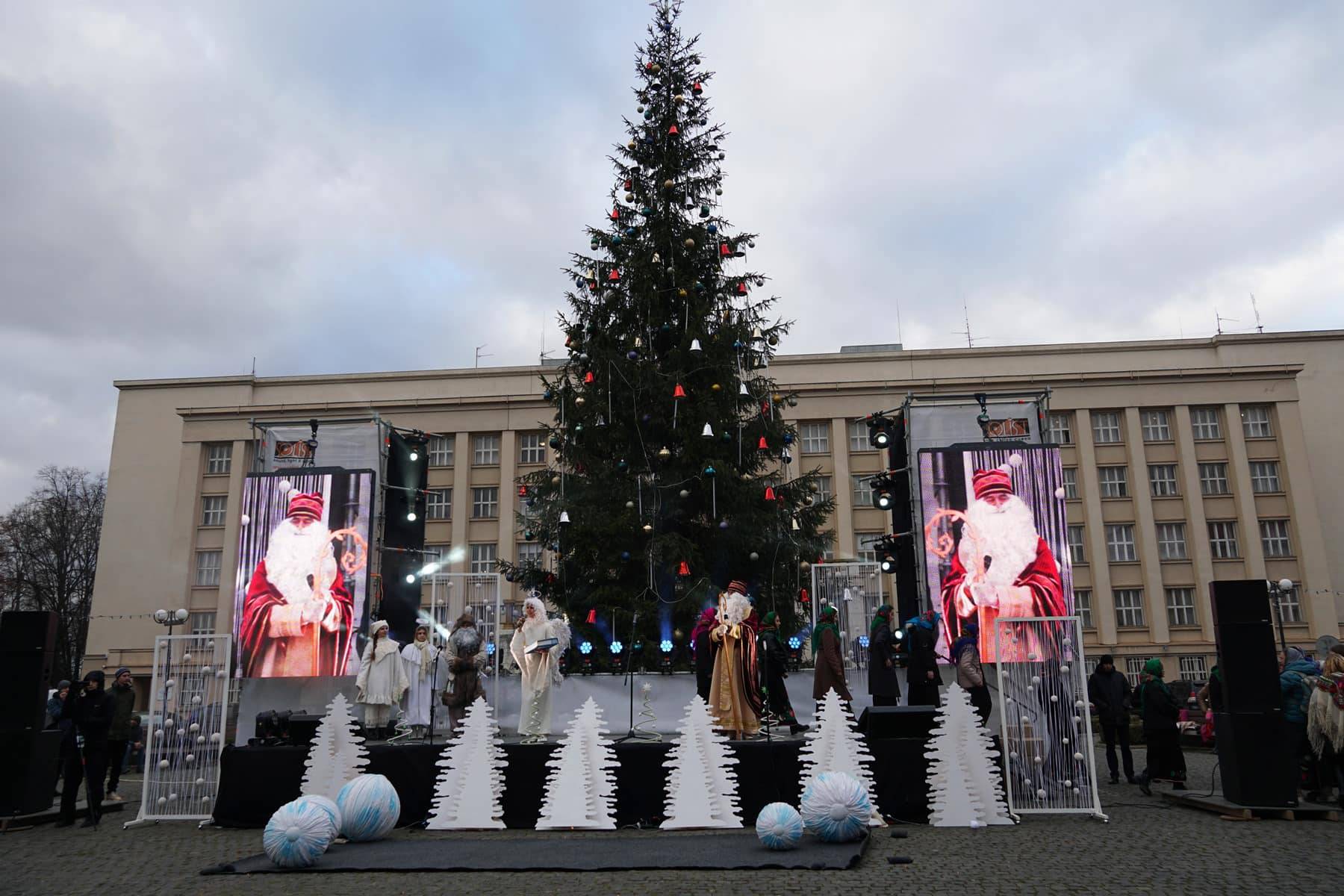 Святкові вогники головної ялинки Закарпаття засяяли сьогодні в Ужгороді на площі Народній