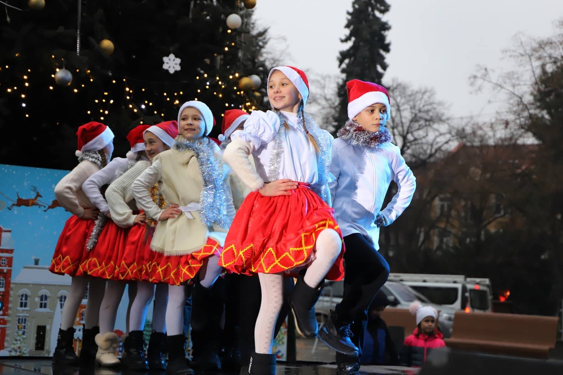 На площі Шандора Петефі сьогодні – святковий концерт «Ми танцюєм і співаєм для Святого Миколая»