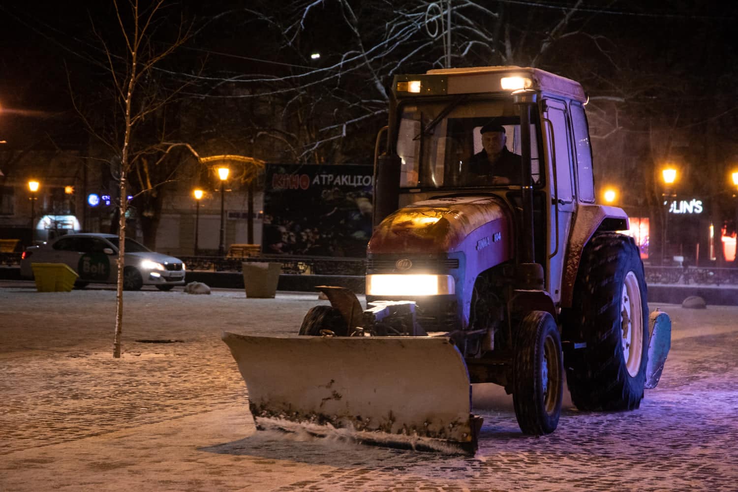 Чотири комплексні дорожні машини, два міні-трактори задіяли в Ужгороді напередодні для прибирання снігу
