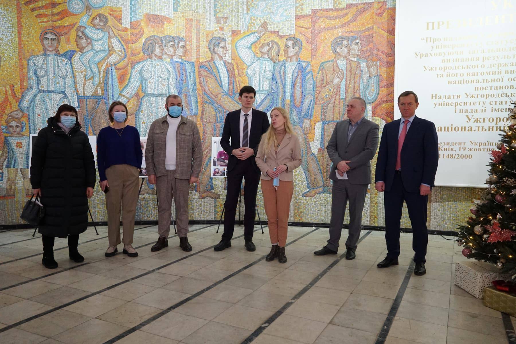 Виставку «Українські медики: ті, хто завжди поруч» відкрили сьогодні в Ужгороді, у фоє ректорату УжНУ