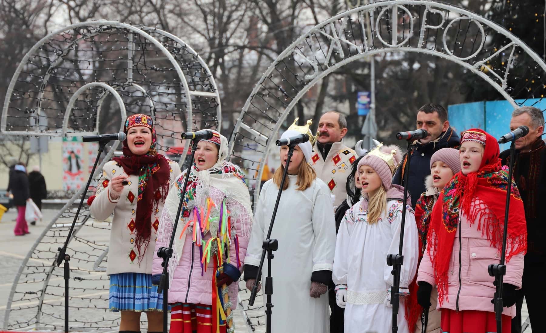 «Різдвяні мотиви» лунали сьогодні в Ужгороді на площі Шандора Петефі