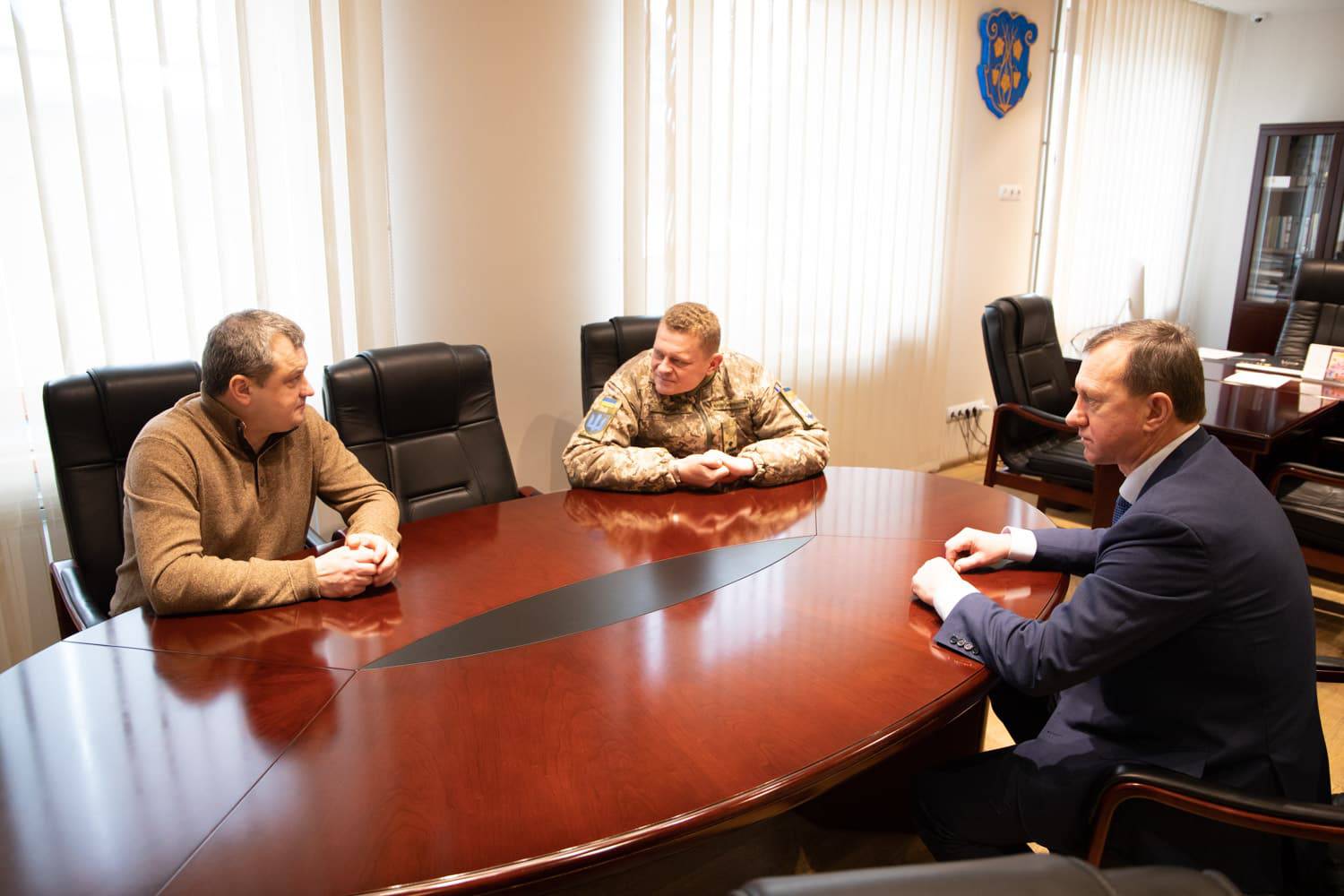 Міський голова Богдан Андріїв зустрівся із заступником командира 15-го окремого батальйону Вадимом Вороною