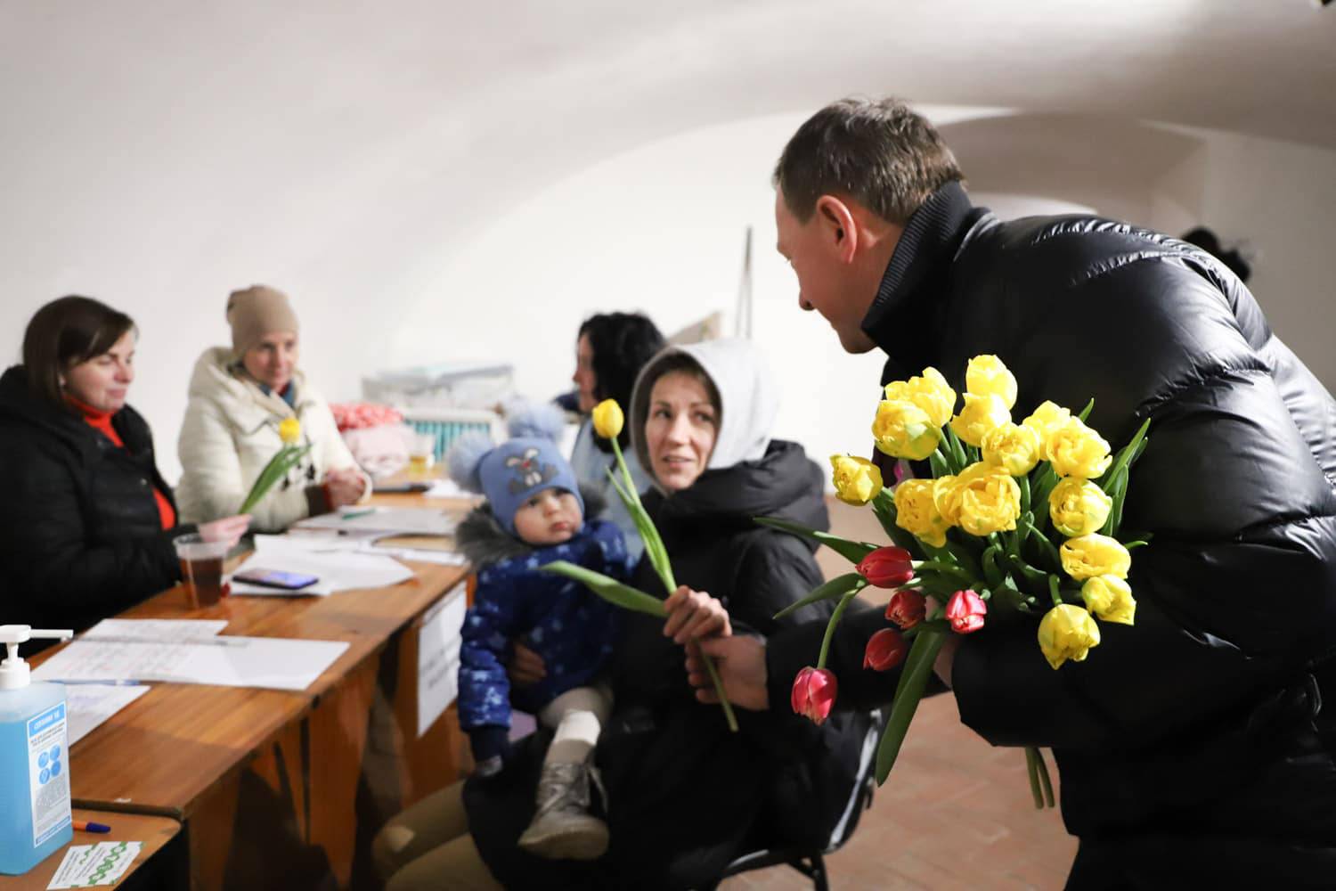 Нехай усі, хто зараз далеко, заспокоять: усе добре – міський голова Богдан Андріїв привітав жінок, які зараз допомагають в Ужгороді 