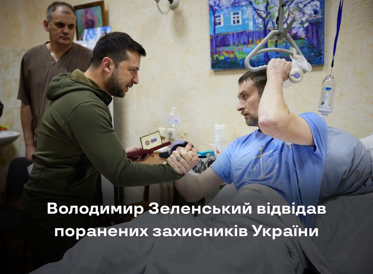 Президент України Володимир Зеленський відвідав у госпіталі поранених у боях за Київщину 