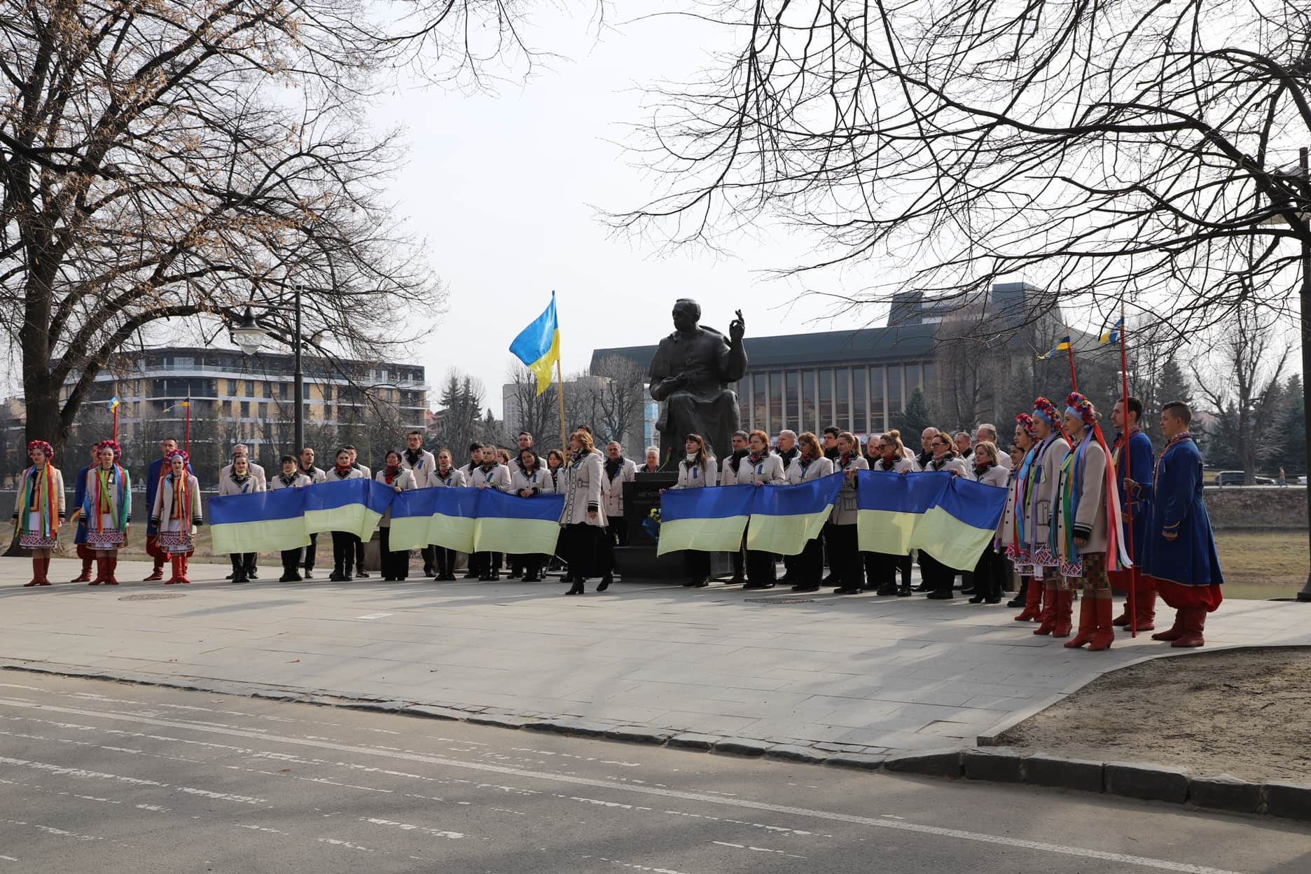 Заслужений академічний Закарпатський народний хор виступив біля пам'ятника Августину Волощину до 83-річчя Карпатської України 