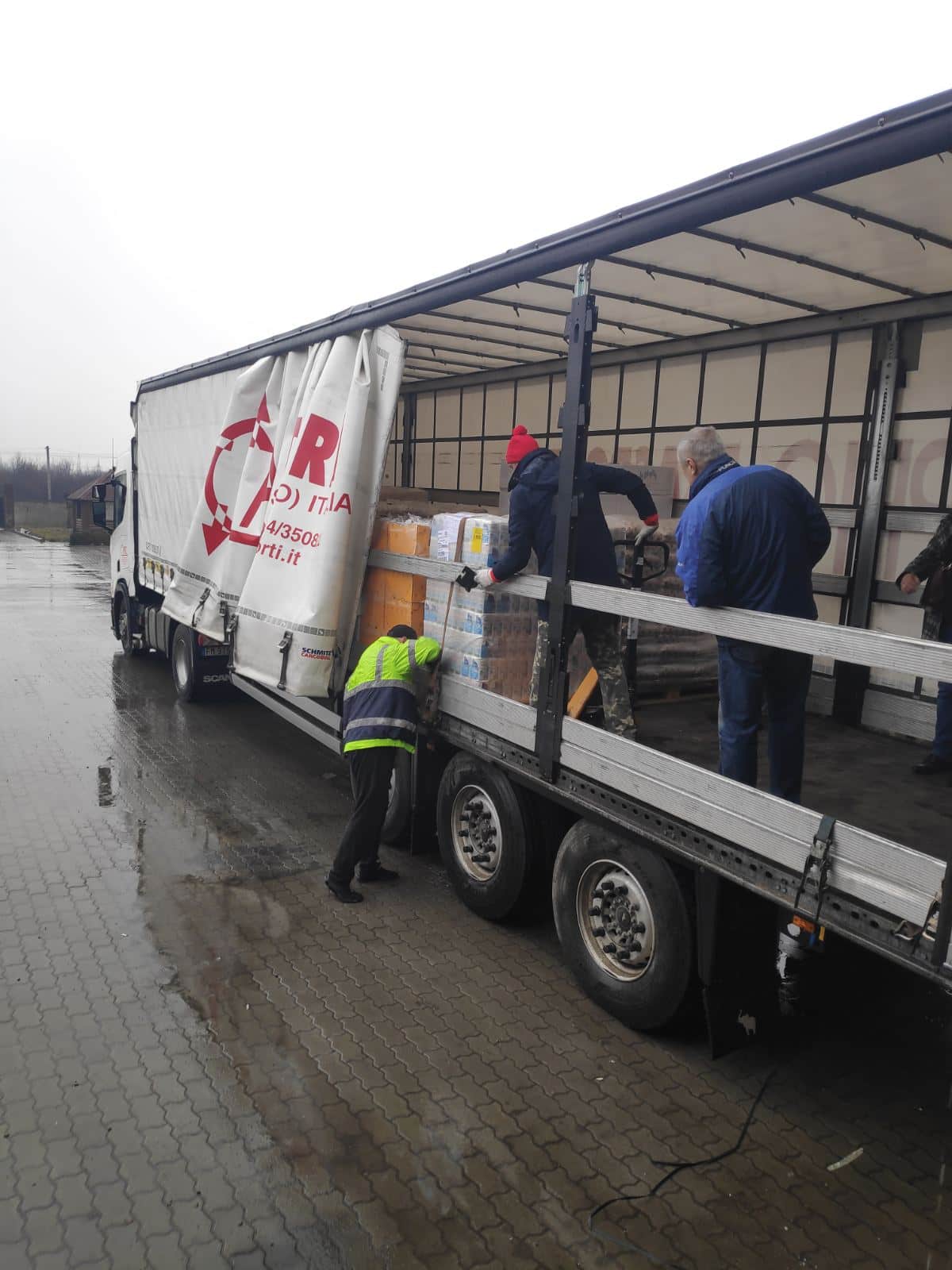 Ще один гуманітарний вантаж надійшов в Ужгород з Італії 