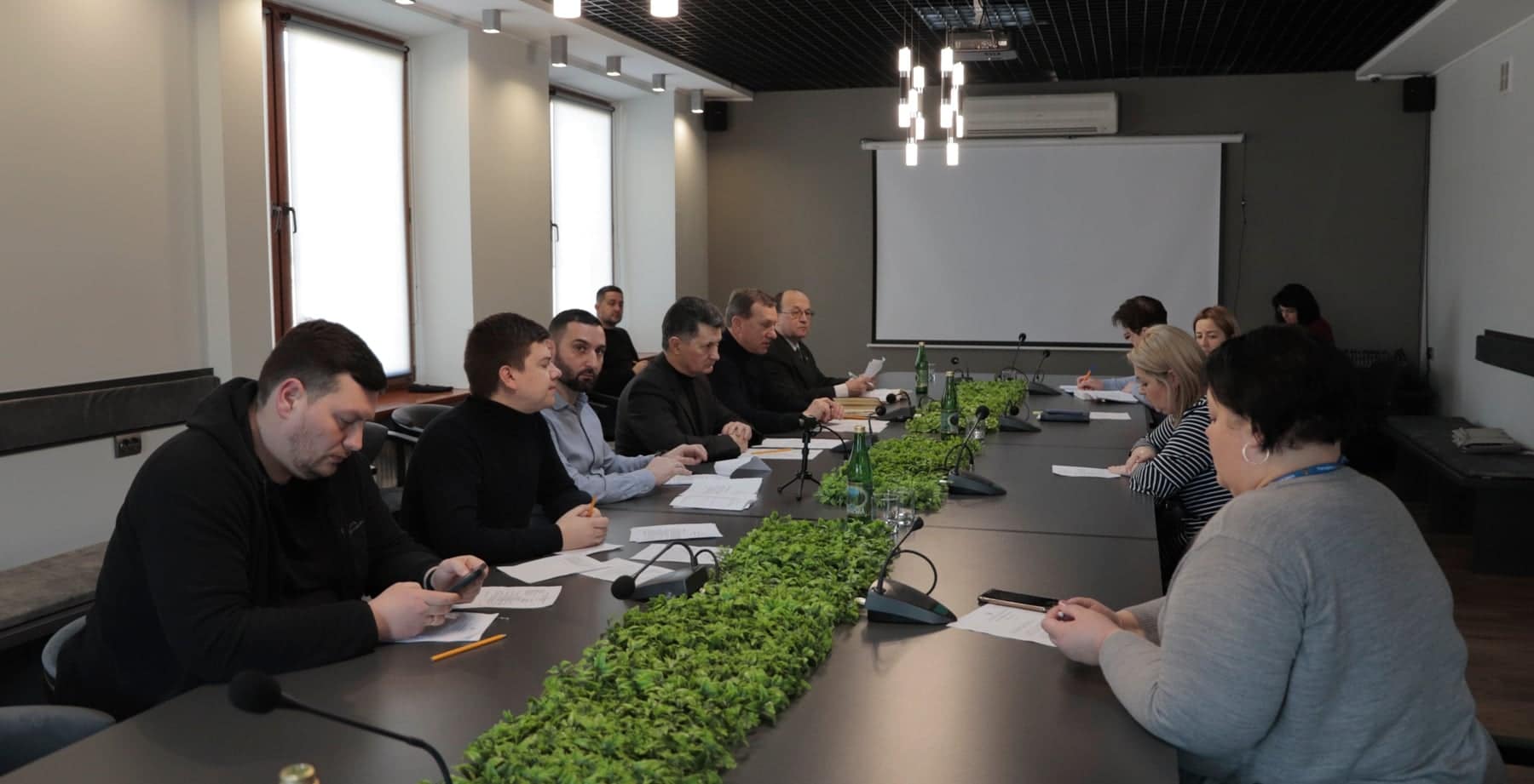 Засіданння виконкому міськради Ужгорода: прийняли рішення про реєстрацію школярів, облік переселенців  та закупівлі 