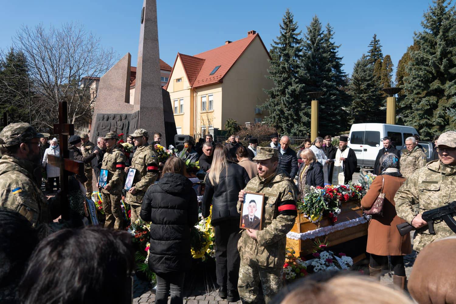 Ще трьох захисників України 18 березня поховали в Ужгороді на Пагорбі Слави
