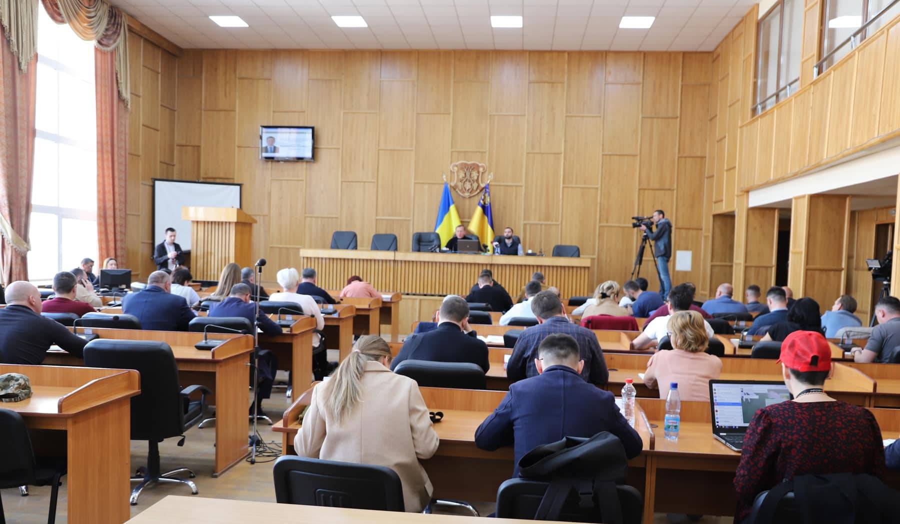 Виплати родинам загиблих, побутові послуги вимушеним перееленцям – рішення позачергової сесії міськради Ужгорода 