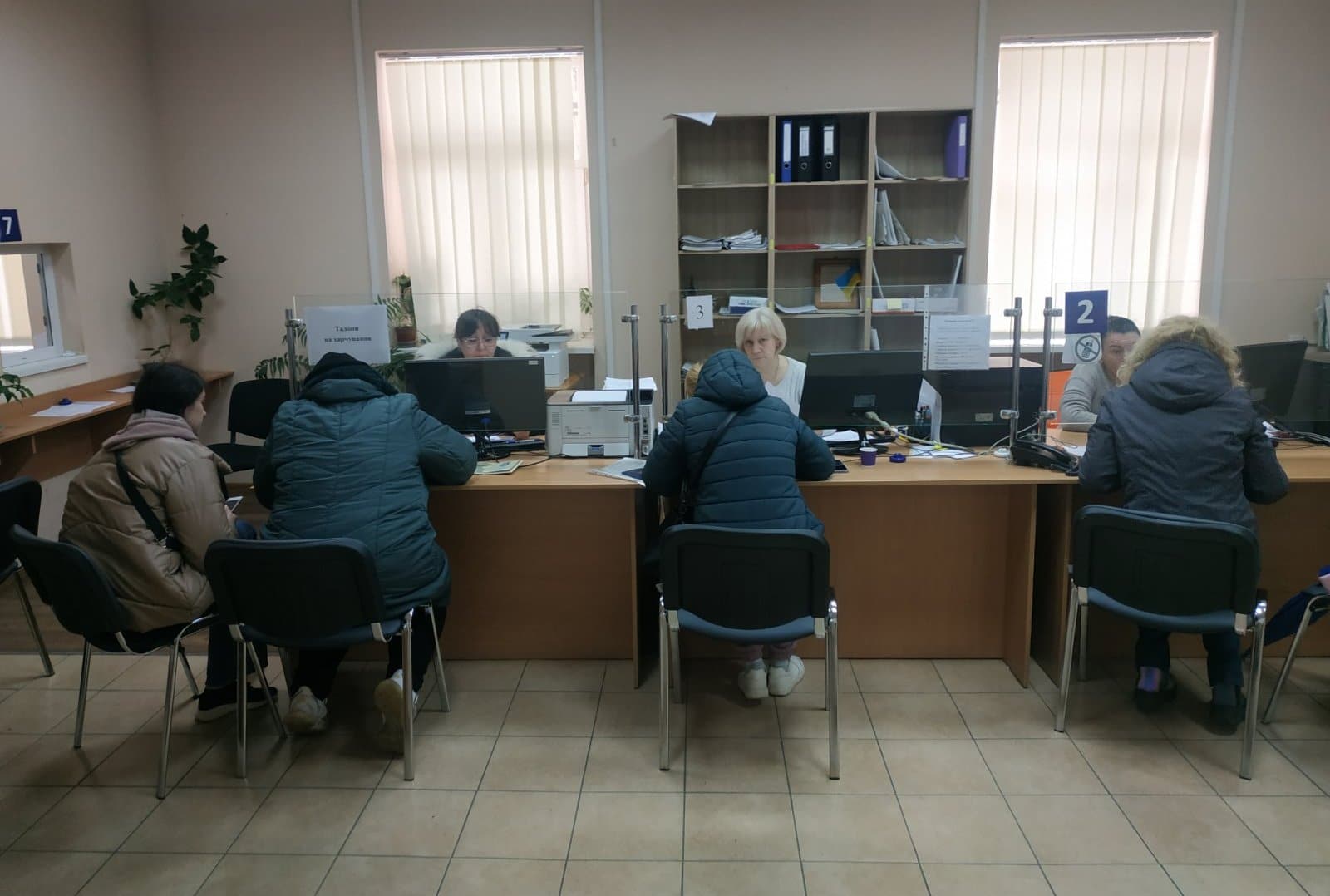 Близько 7000 людей в Ужгороді вже отримали довідку про статус внутрішньо переміщеної особи