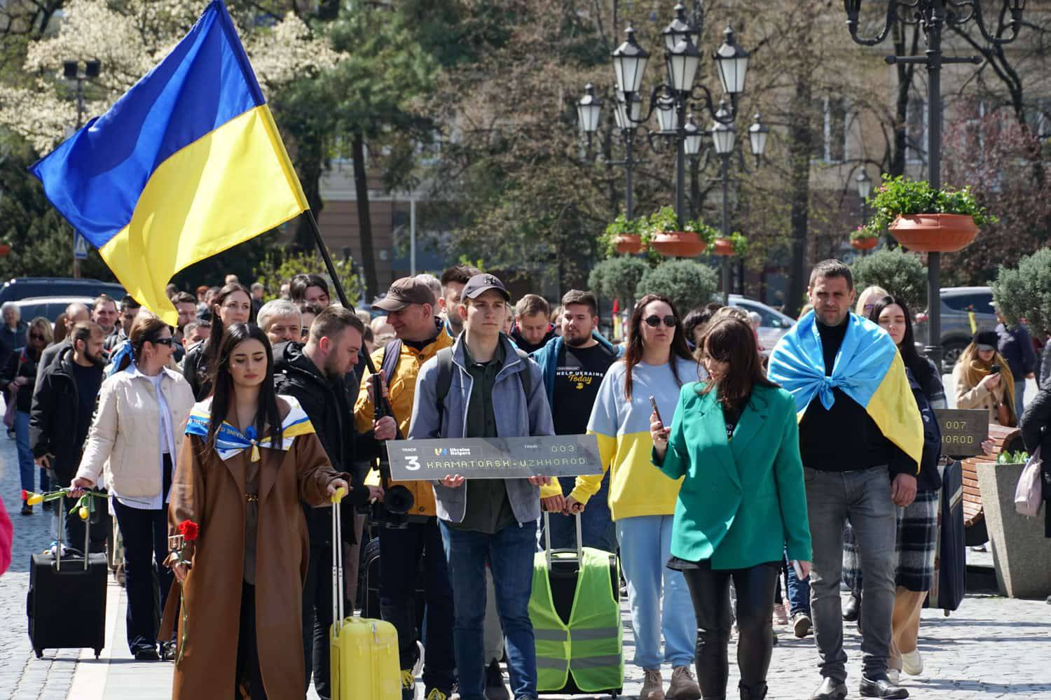 Акція з валізами в Ужгороді – на підтримку надання Україні гуманітарної допомоги 