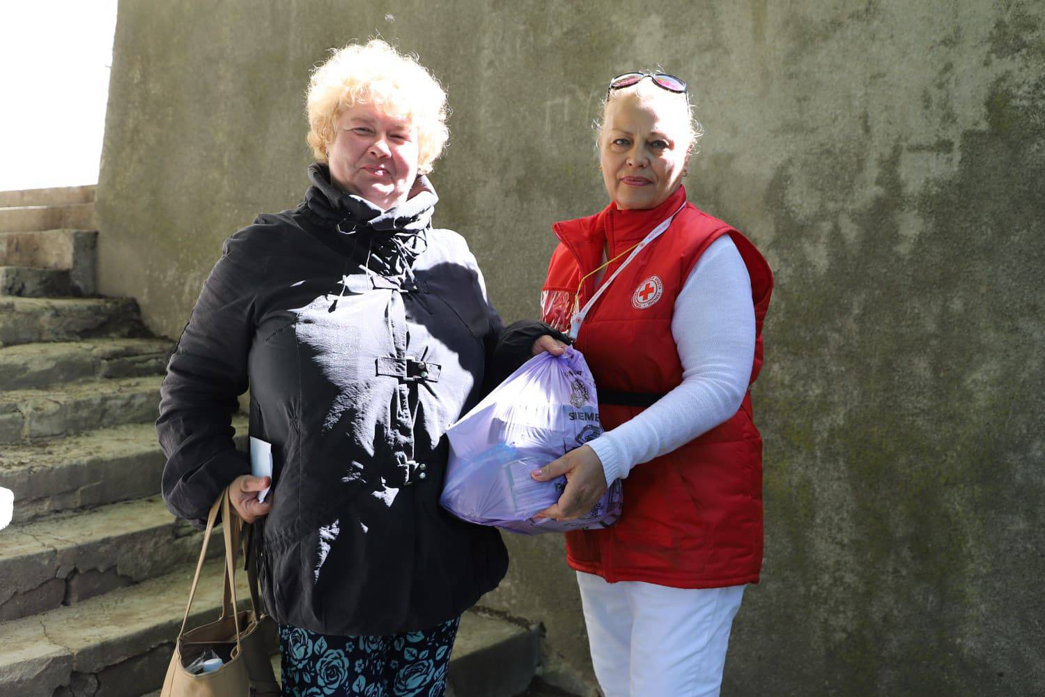 Гуманітарну допомогу переселенці, які зараз в Ужгороді, отримують і від Товариства Червоного Хреста