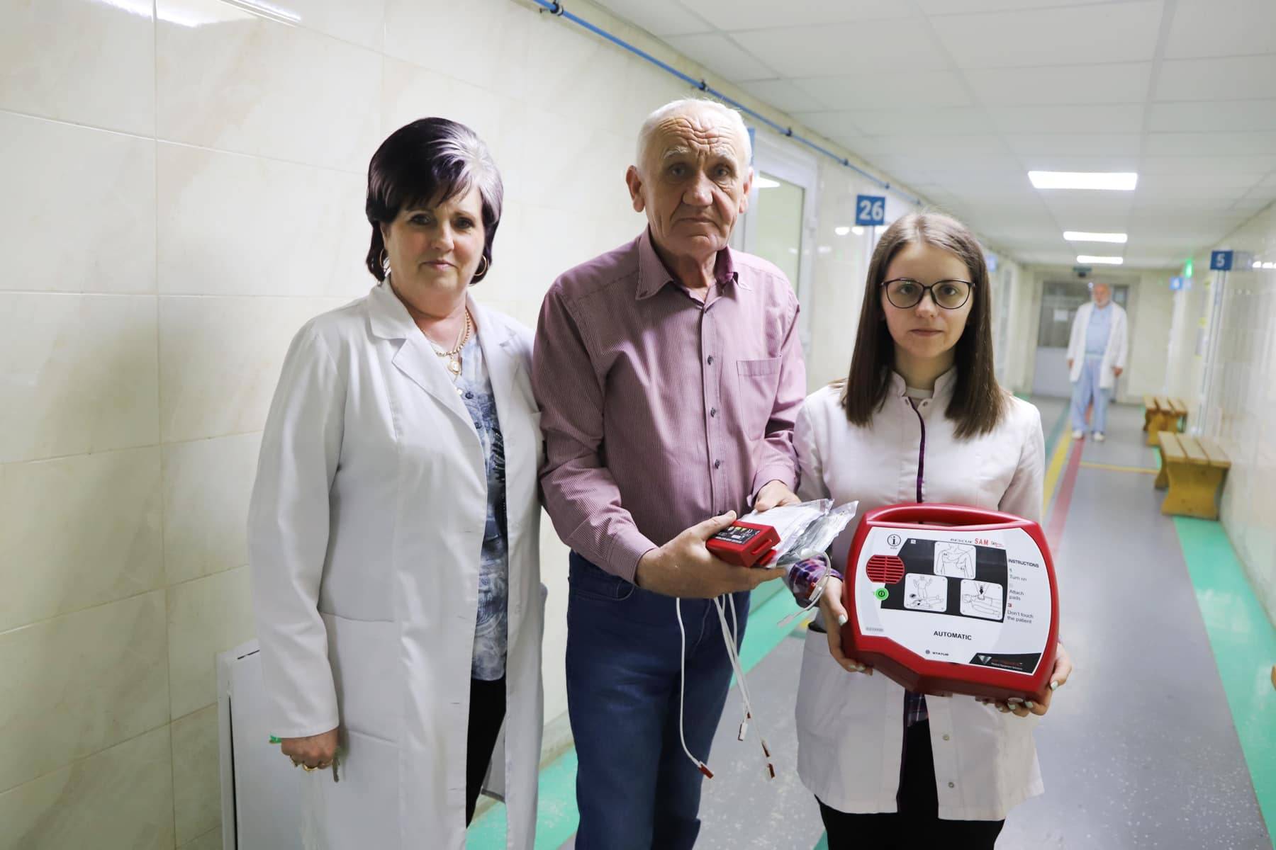 Портативний дефібрилятор передав благодійник у центральну міську лікарню Ужгорода