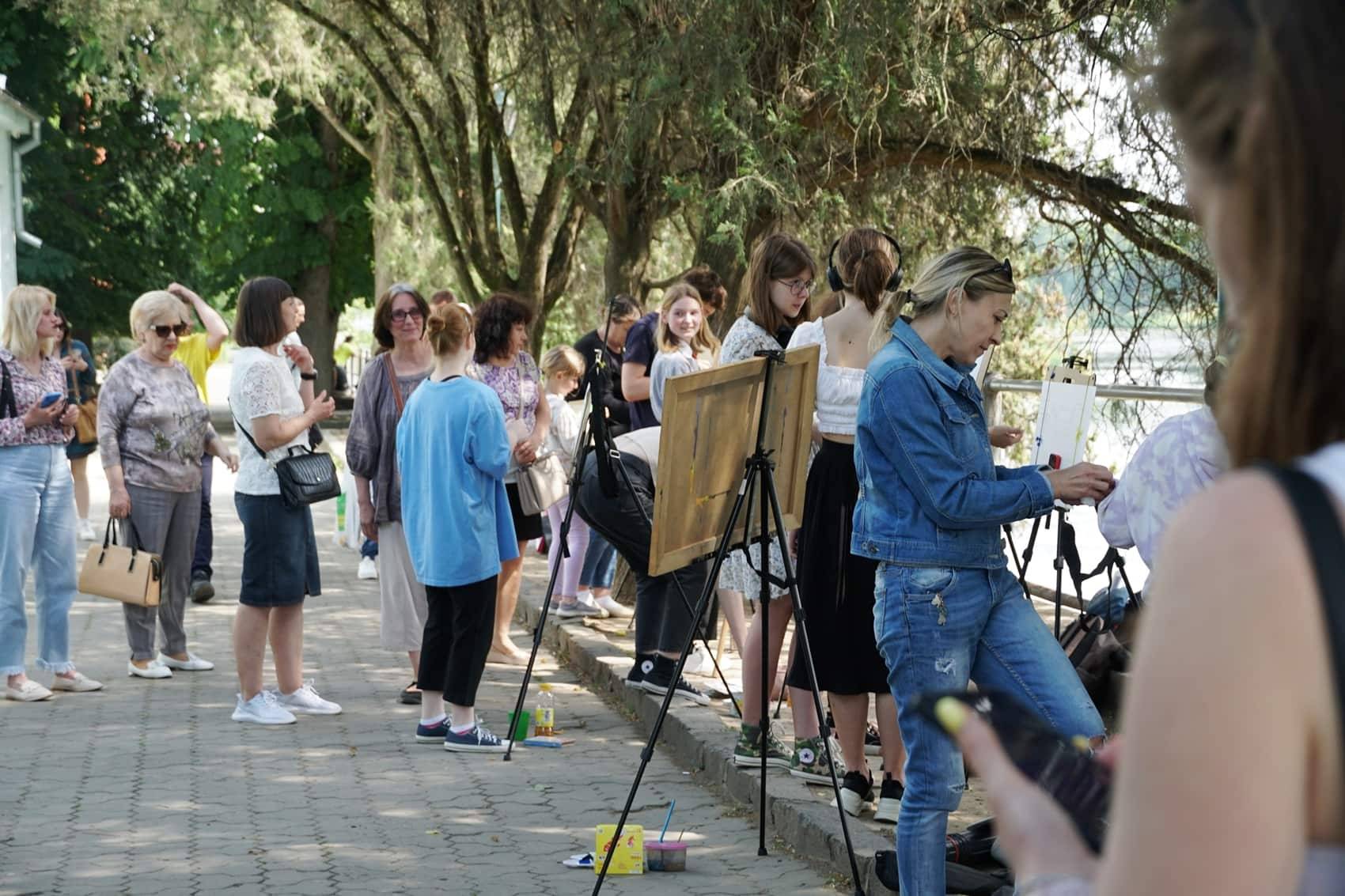 Два десятки юних художників провели пленер у центрі Ужгорода