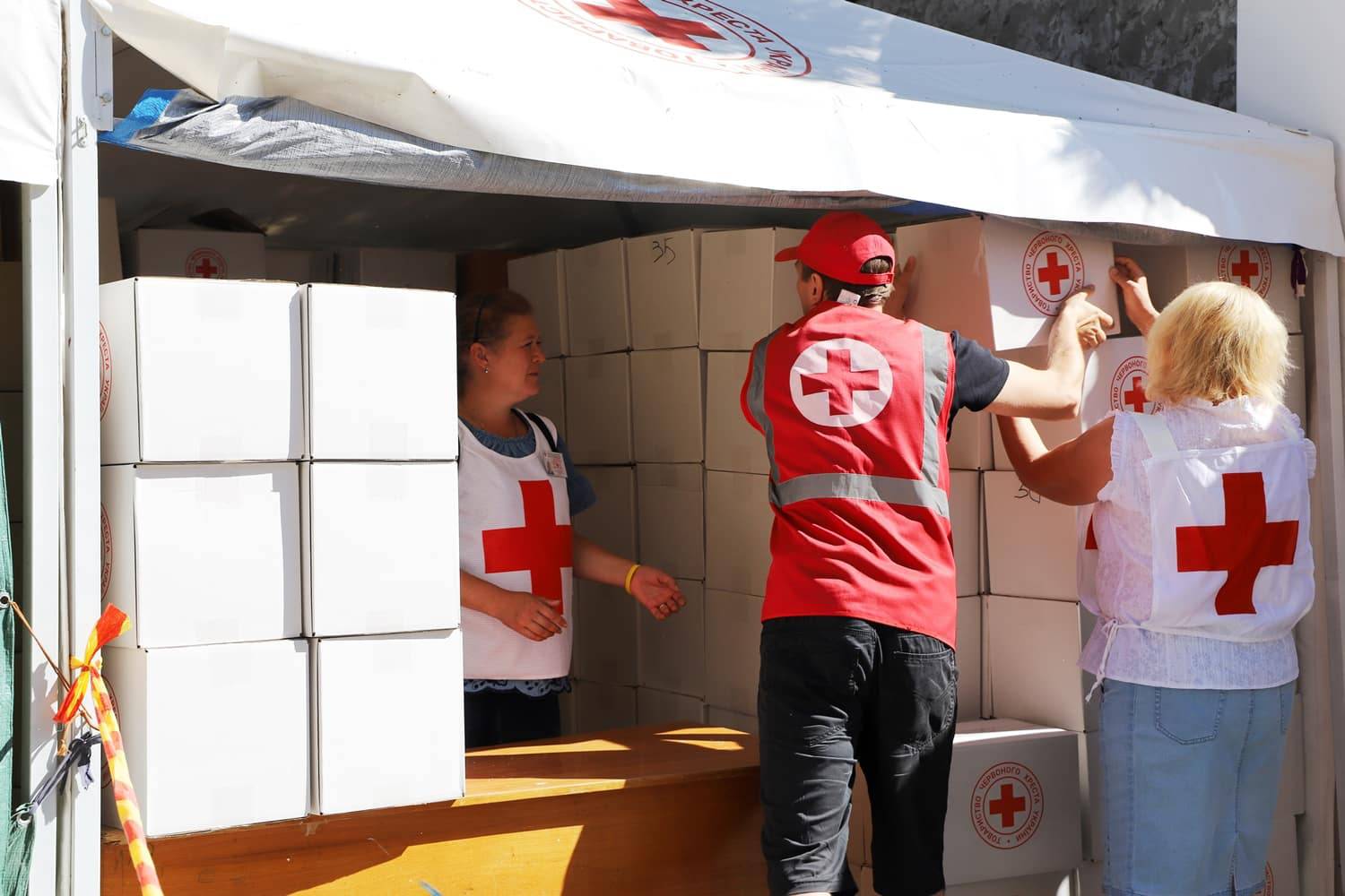 Набори із засобами гігієни роздають у Червоному Хресті в Ужгороді