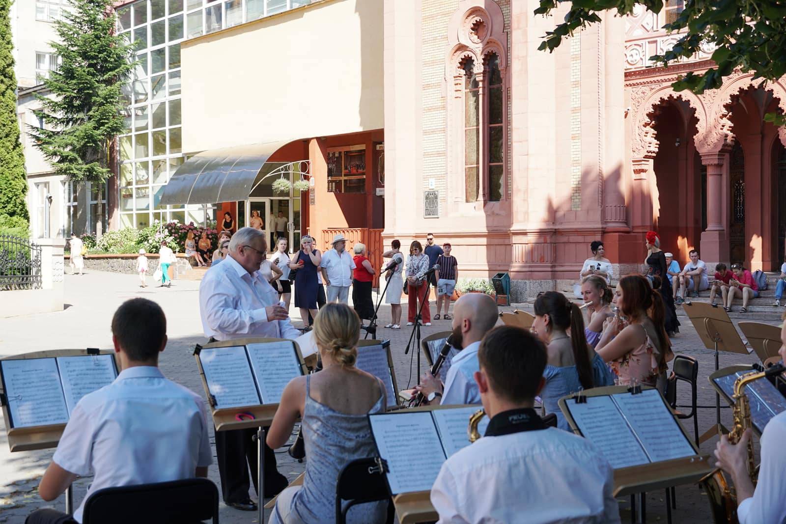 Естрадно-духовий оркестр закарпатської філармонії дав благодійний концерт на підтримку українських захисників