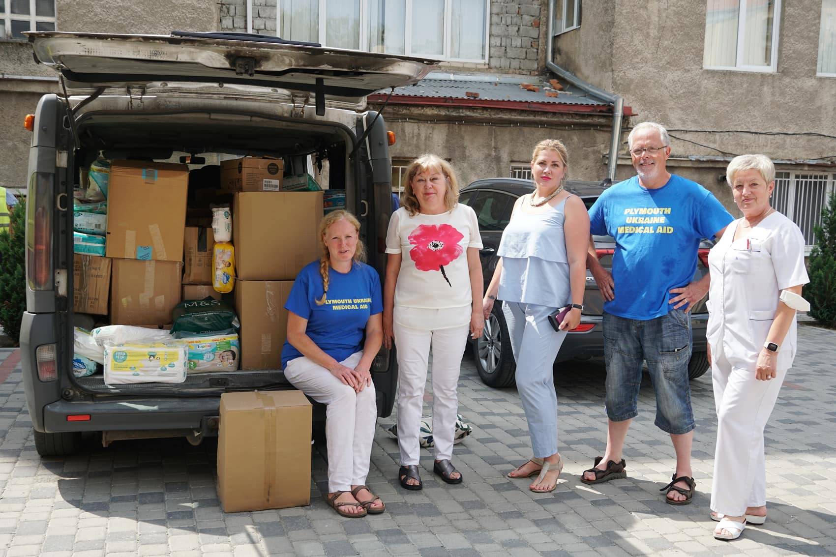 Британці від ГО Plymouth Ukraine Medical Aid передали гуманітарну допомогу міській дитячій лікарні Ужгорода 