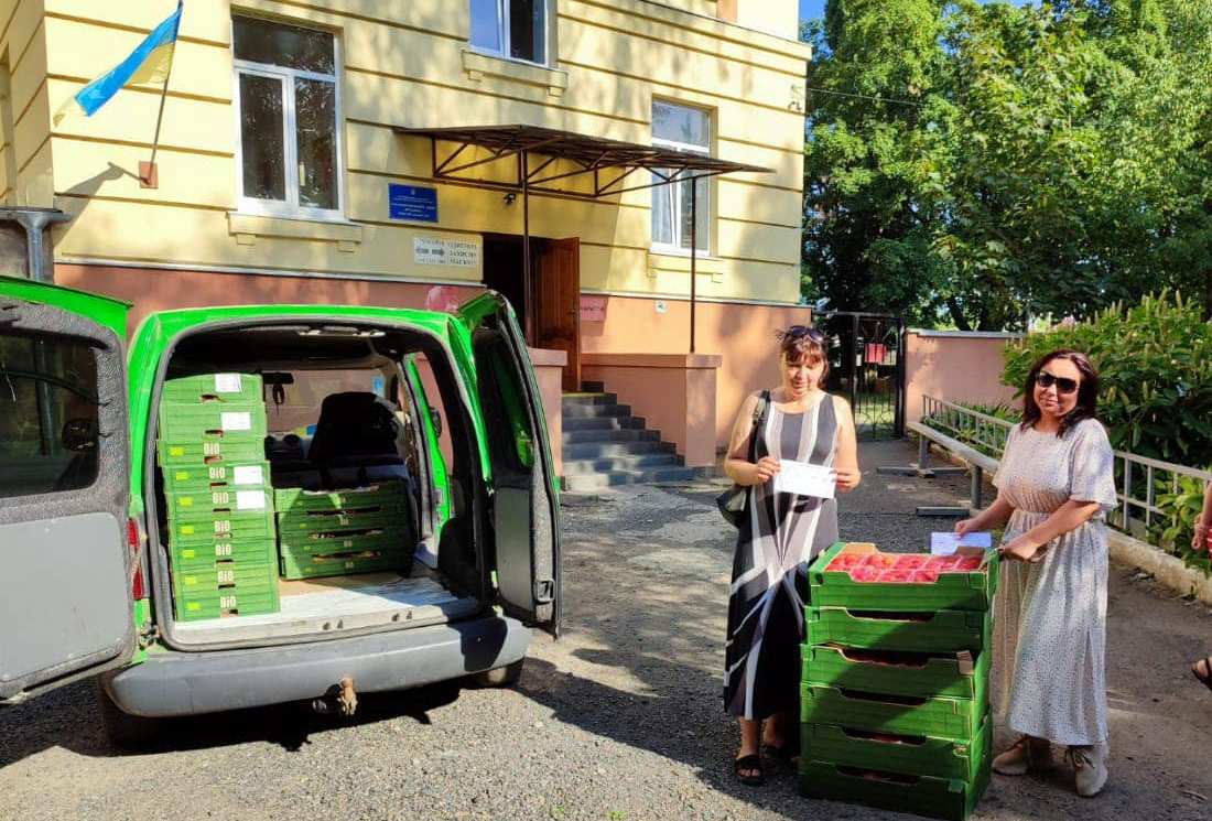 У місця компактного проживання переселенців в Ужгороді розвезли овочі та фрукти з Дармштадта