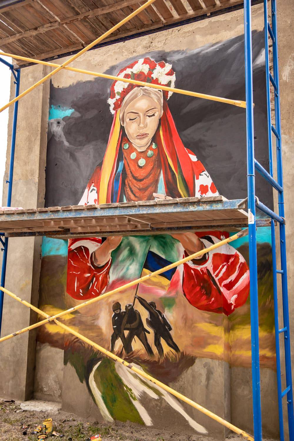 Четвертий патріотичний мурал на огорожі стадіону «Авангард» завершує ужгородська художниця Катерина Туз