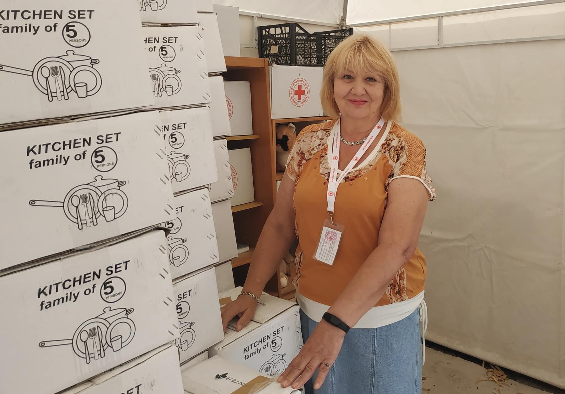 У міській організації Товариства Червоного Хреста України видавали гуманітарну допомогу для переселенців
