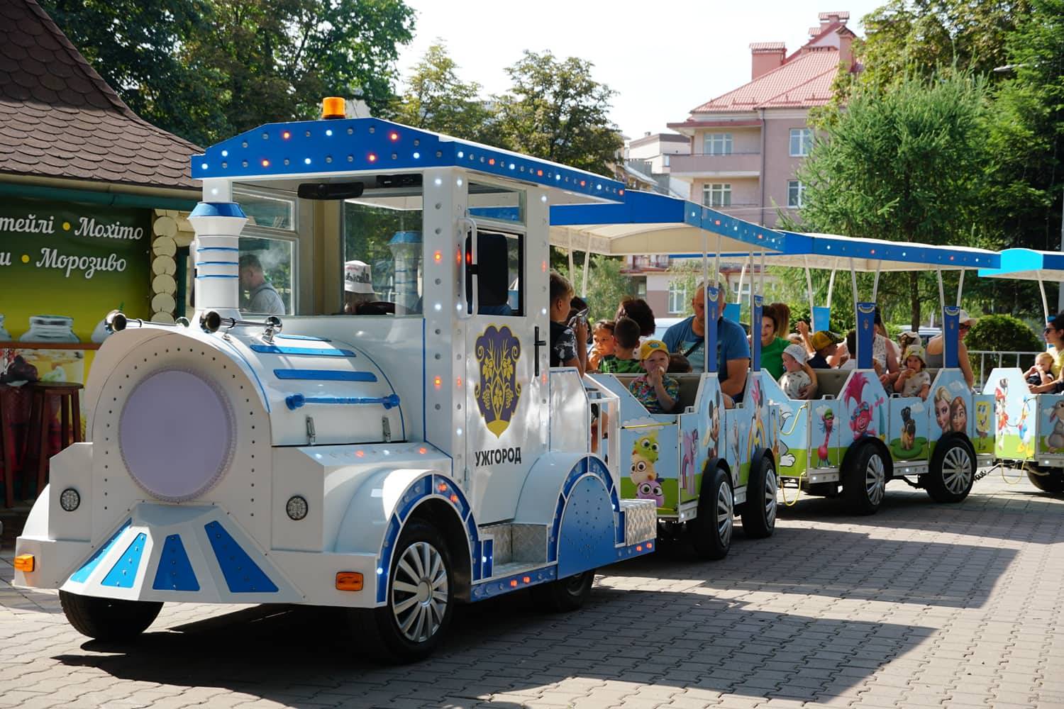 У Боздоському парку почав їздити маленький екскурсійний потяг на колесах 