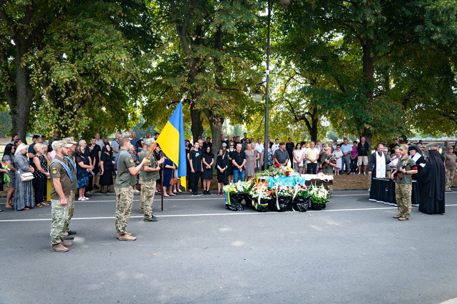 В Ужгороді сьогодні попрощалися із захисником – молодшим сержантом Віталієм Петюшкою