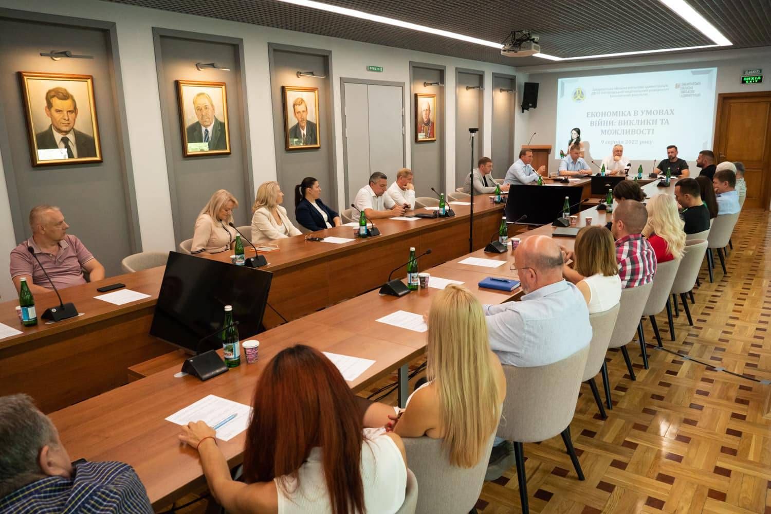 Взаємодію влади, бізнесу і науковців обговорювали сьогодні в Ужгороді на круглому столі «Економіка в умовах війни: виклики та можливості»