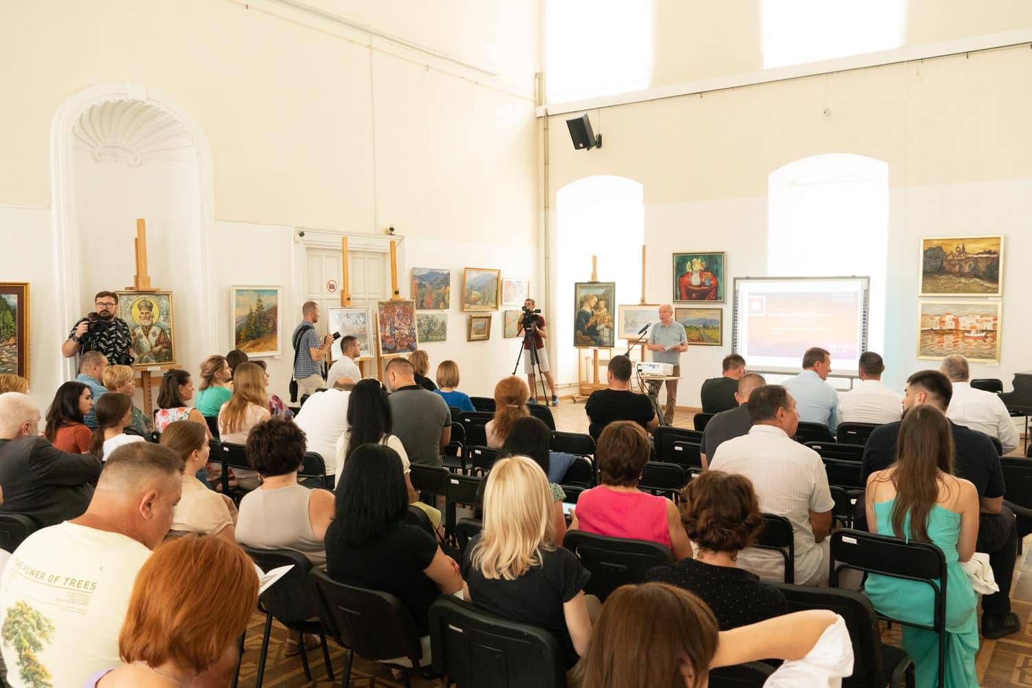 Благодійну виставку-продаж «Мистецтво перемоги» відкрили сьогодні в Ужгороді