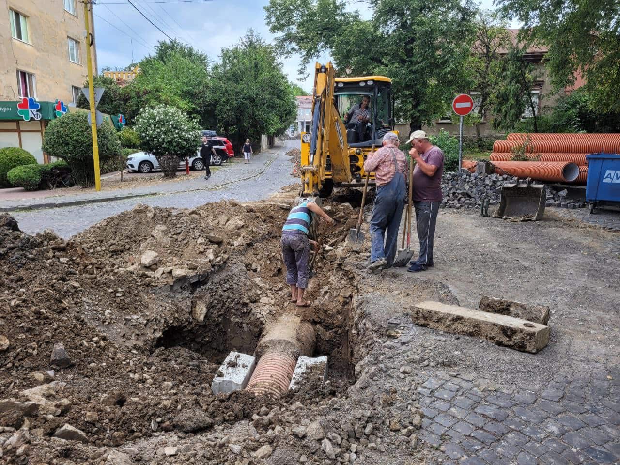 Роботи із заміни частини каналізаційного колектора тривають в Ужгороді на вулиці Івана Крилова