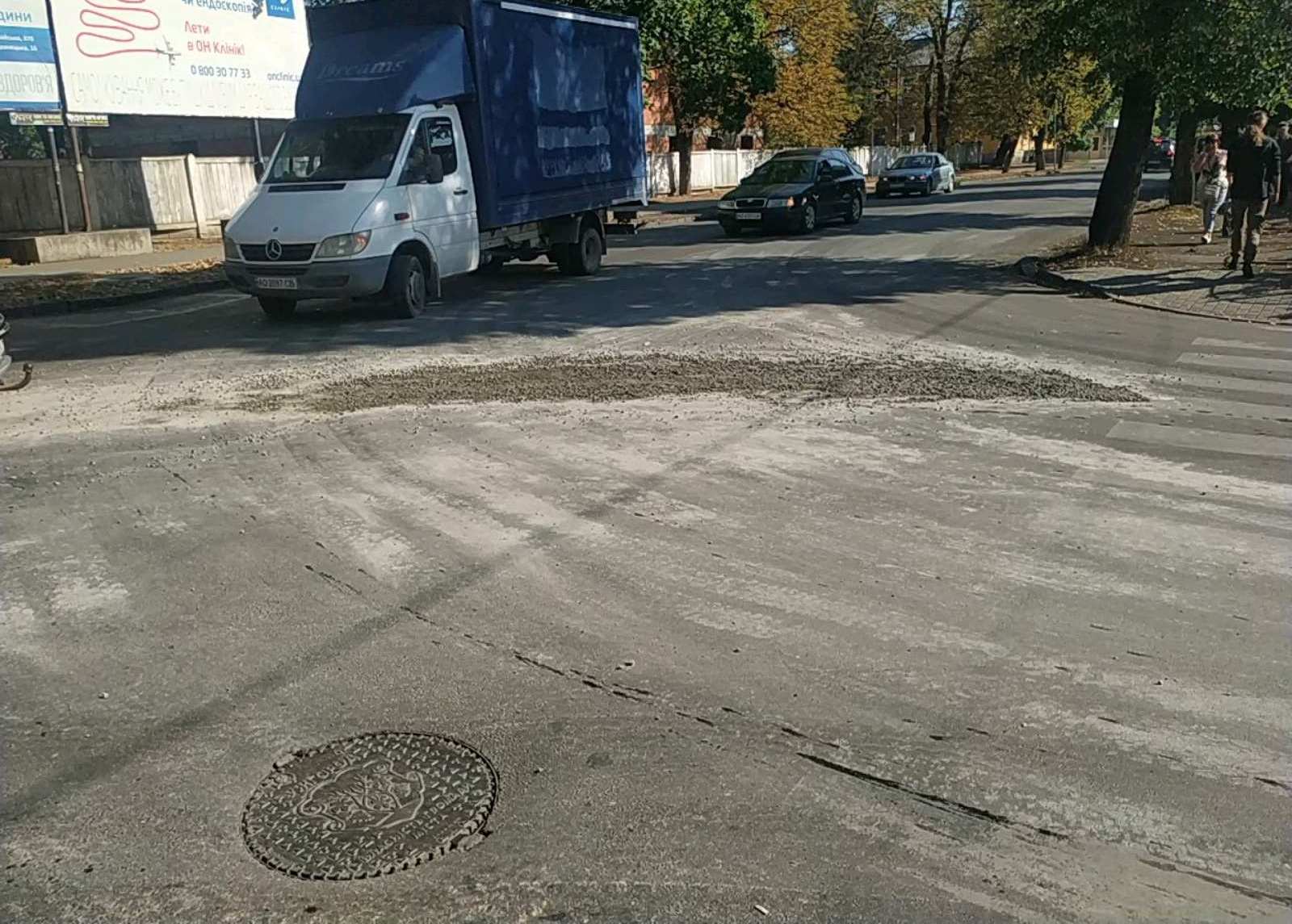 Водій вантажівки сплатить штраф за розлитий в Ужгороді на дорозі бетон