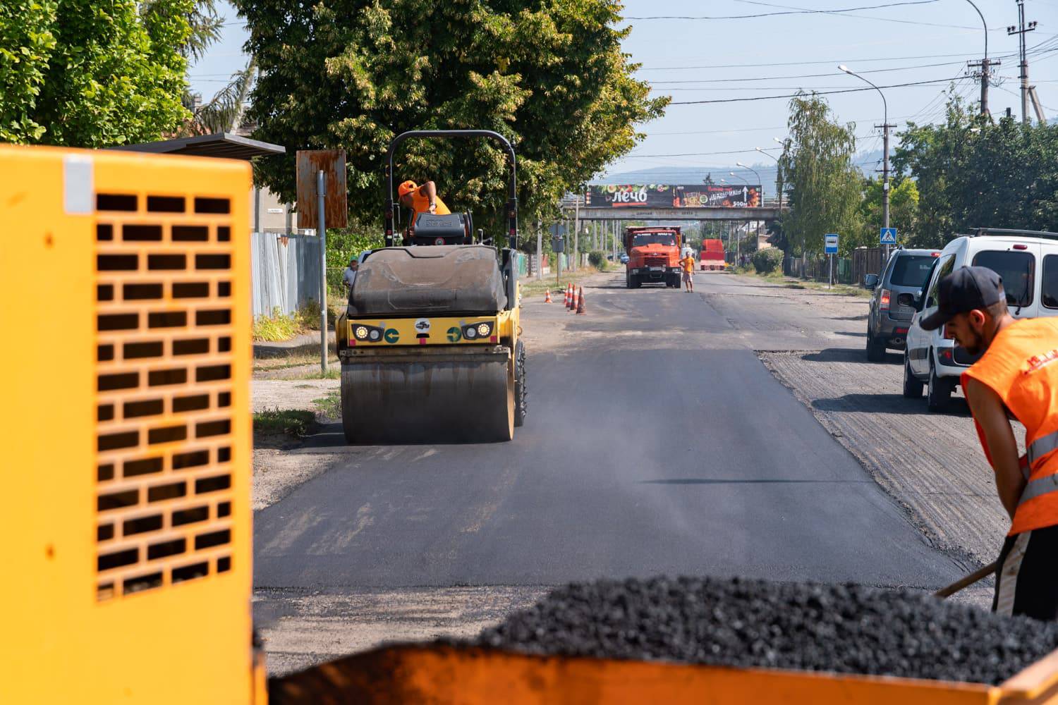 В Ужгороді продовжують поточні ремонти вулиць
