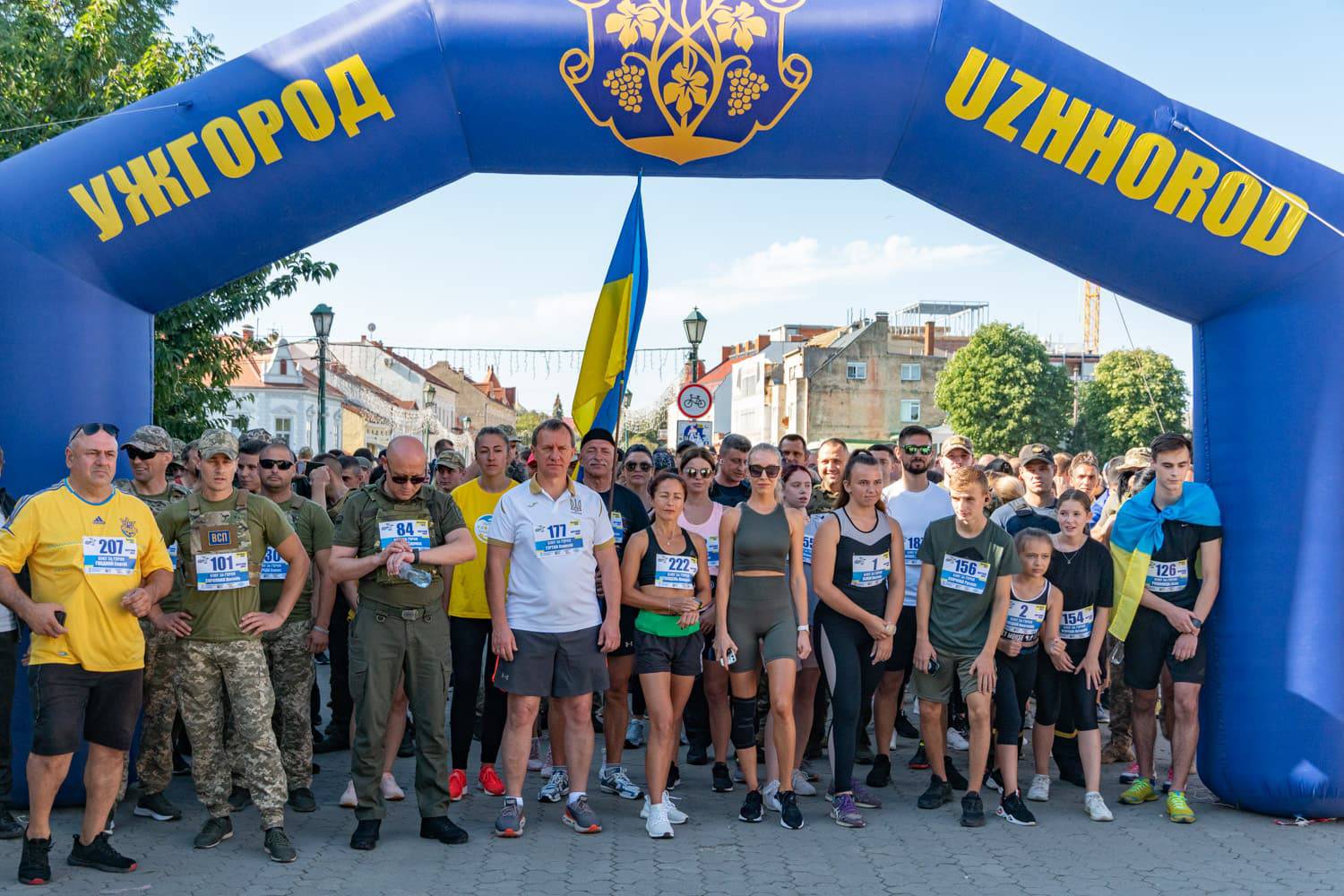 Понад 300 учасників долучилися сьогодні в Ужгороді до всеукраїнського забігу «Шаную Воїнів, біжу за Героїв України»