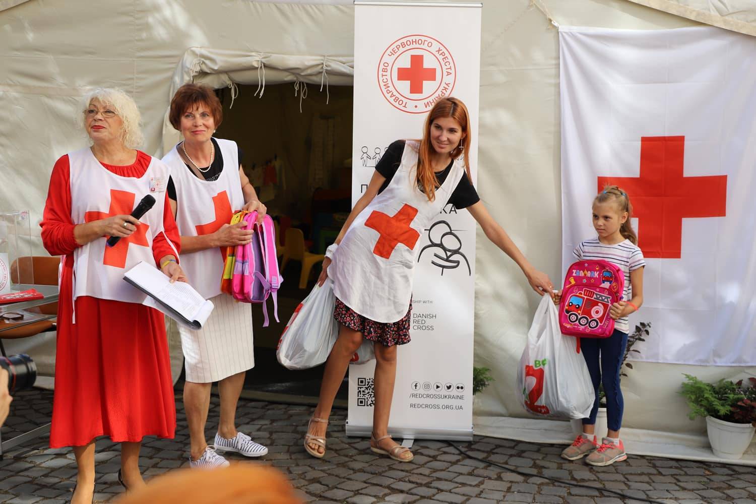 Ужгородський Червоний Хрест організував свято для першачків із числа вимушених переселенців