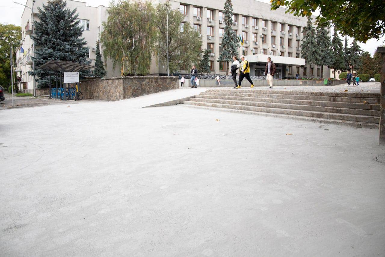 Поточний ремонт пандуса завершують на площі Поштовій в Ужгороді