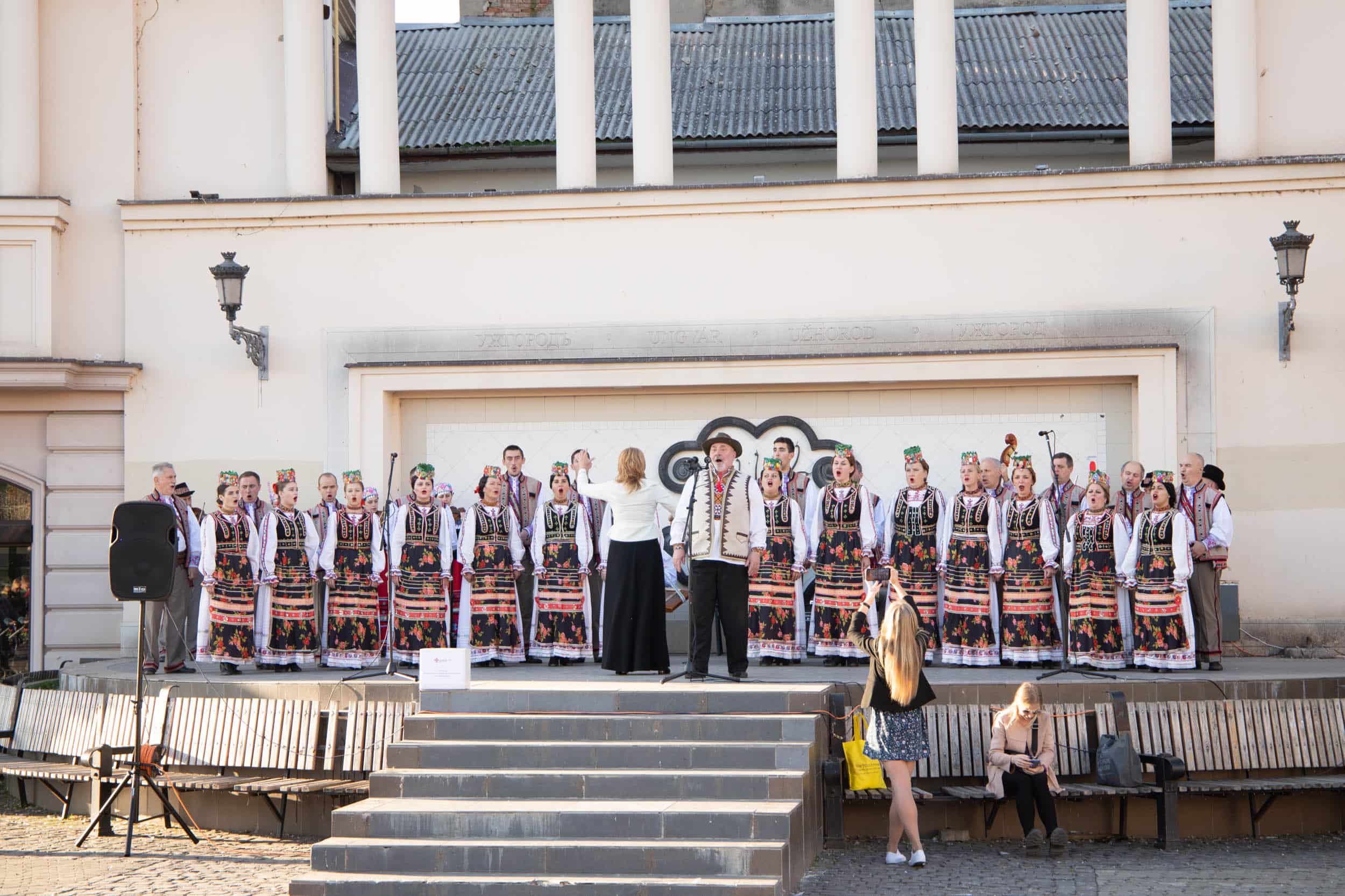 Закарпатський народний хор благодійним концертом привітав захисників і захисниць