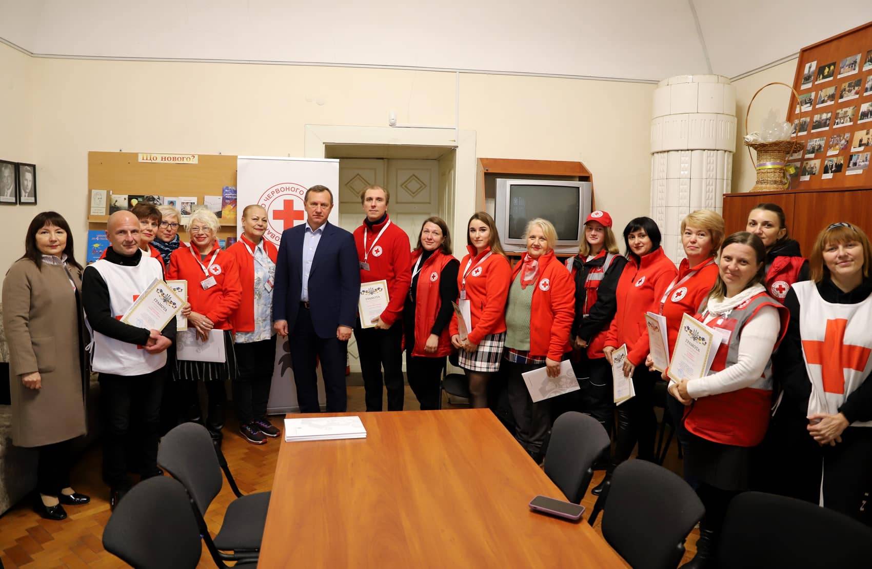 Міський голова Богдан Андріїв привітав волонтерів Товариства Червоного Хреста з Днем працівників соціальної сфери
