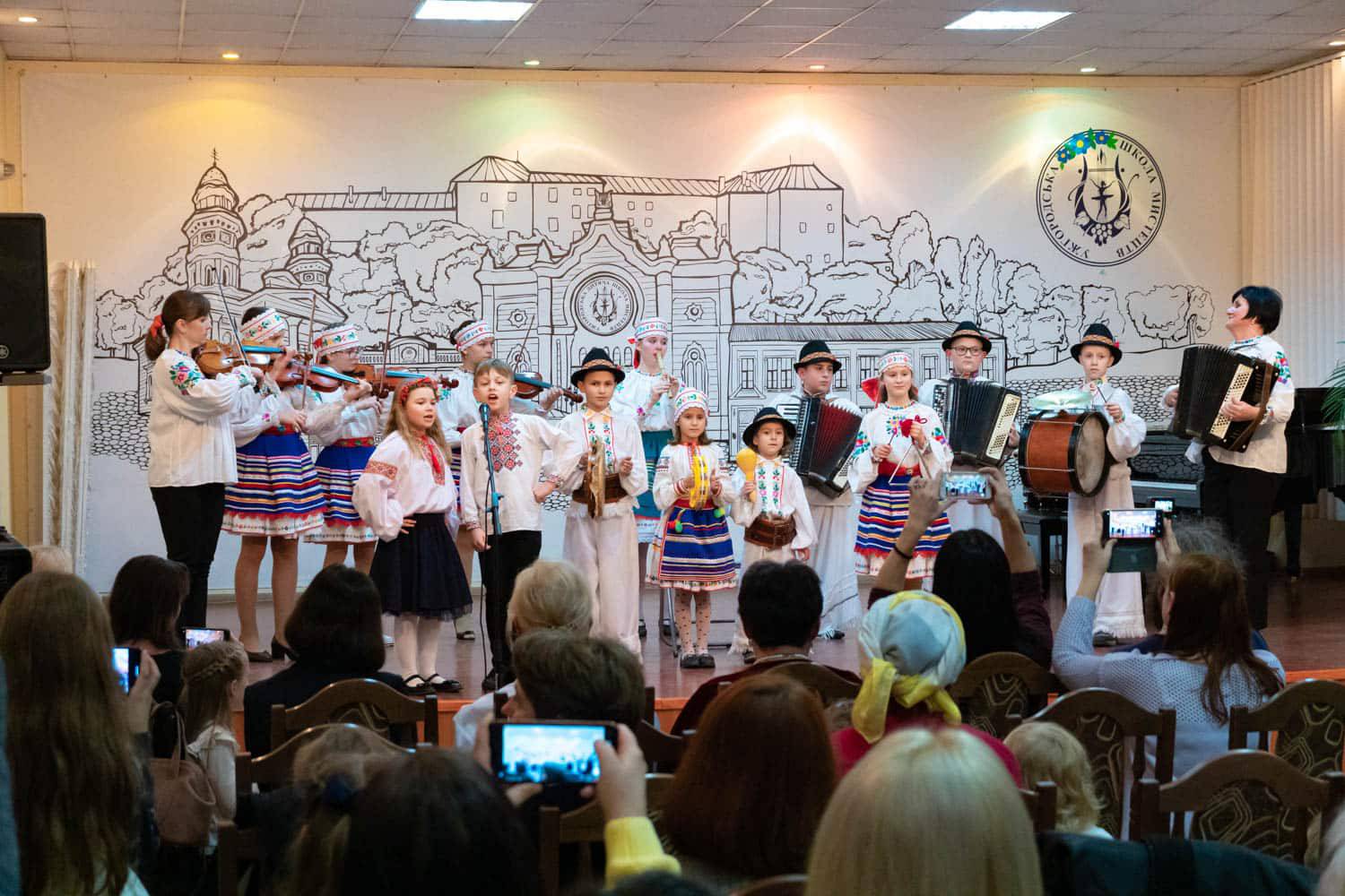 Викладачі та вихованці Ужгородської школи мистецтв підготували концерт до Дня працівників культури та майстрів народного мистецтва