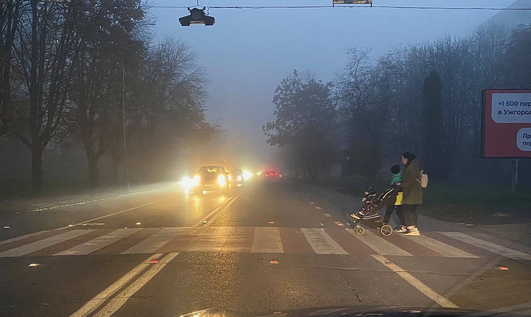 Спеціальні світловідбивні елементи встановлюють в Ужгороді на пішохідних переходах у місцях, де найбільш інтенсивний рух автівок