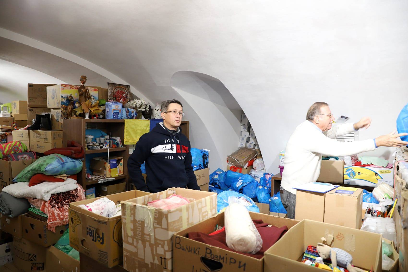 Гуманітарну допомогу для вимушених переселенців видавали цього тижня, як і зазвичай, волонтери ужгородського центру «Совине гніздо»