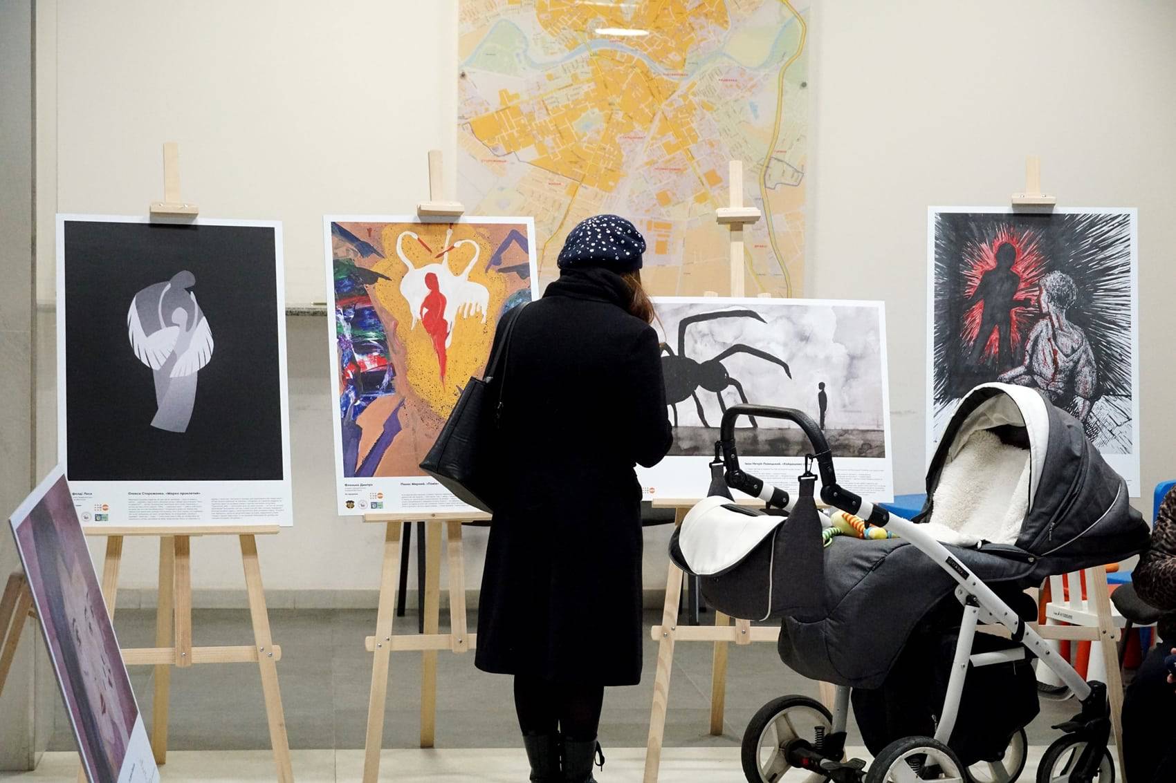 Виставку тематичних малюнків студентів Закарпатської академії мистецтв на тему протидії домашньому насильству відкрили у фоє Ужгородської міської ради