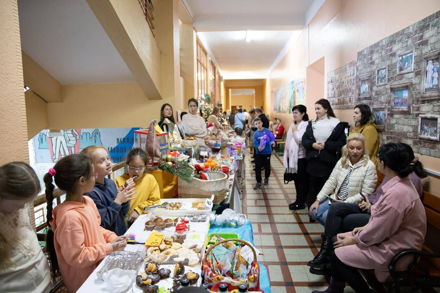 Школярі та педагоги ужгородської школи №3 провели благодійний ярмарок на підтримку ЗСУ