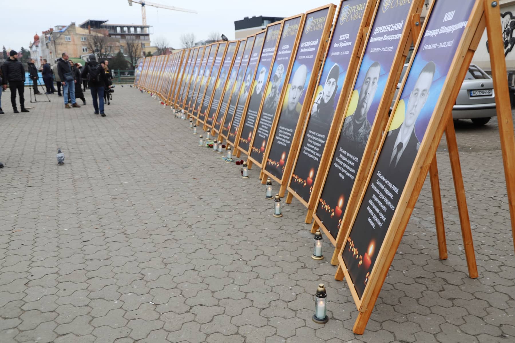 36 портретів Героїв: в Ужгороді вшановують загиблих у повномасштабній війні росії проти України